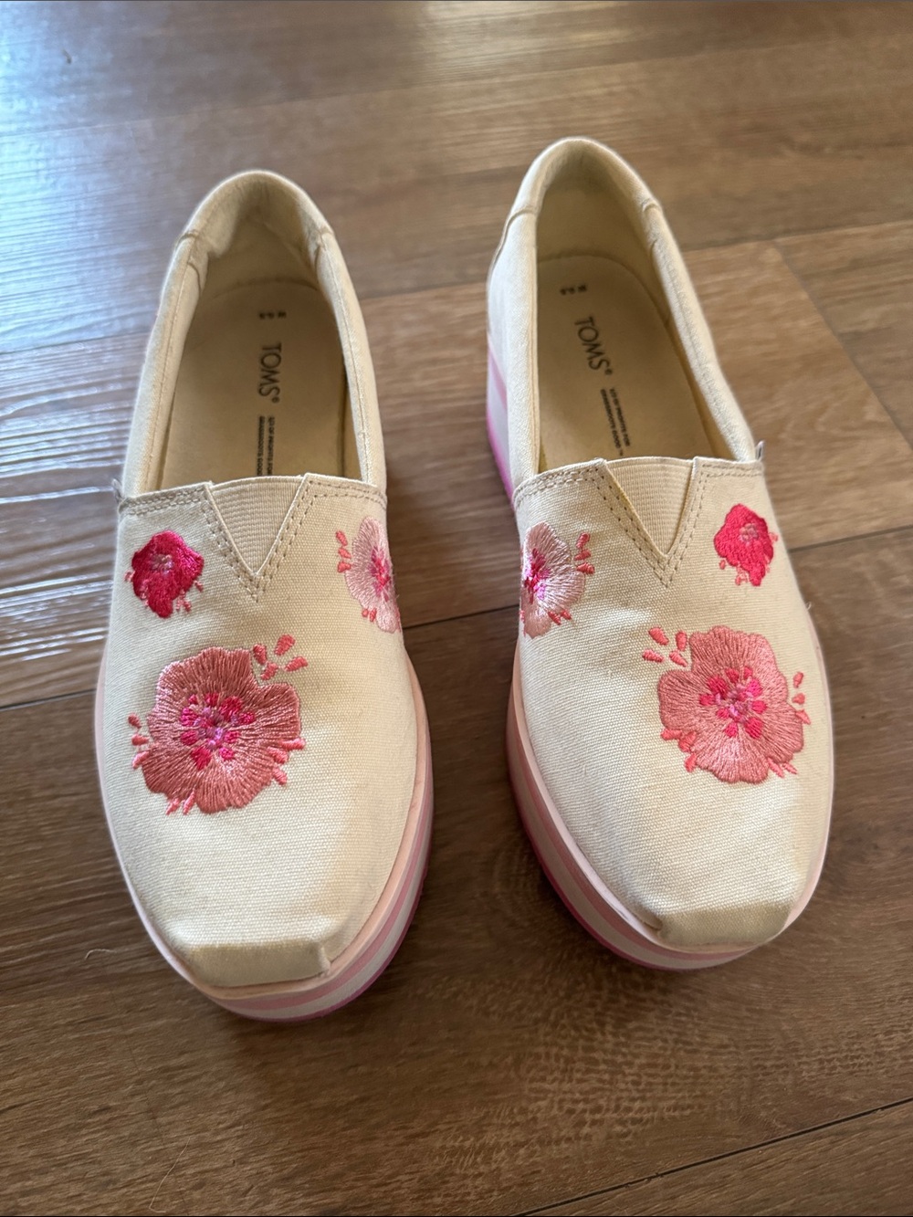 Toms Cream Canvas Slip-On shoes with Pink Cherry blossoms 🌸 size W6.5
